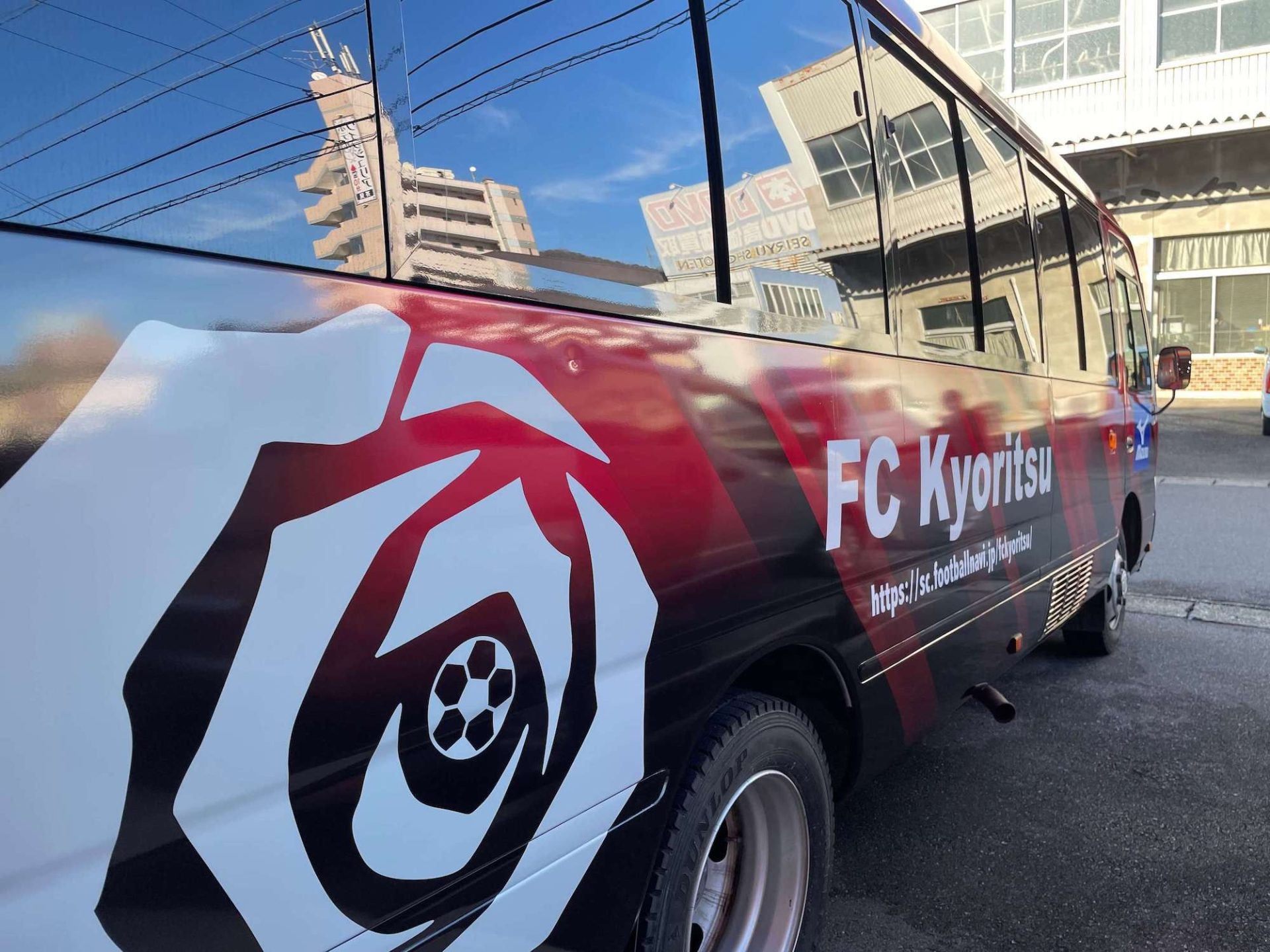 神戸町・サッカーチームのインパクトがあるバスラッピング