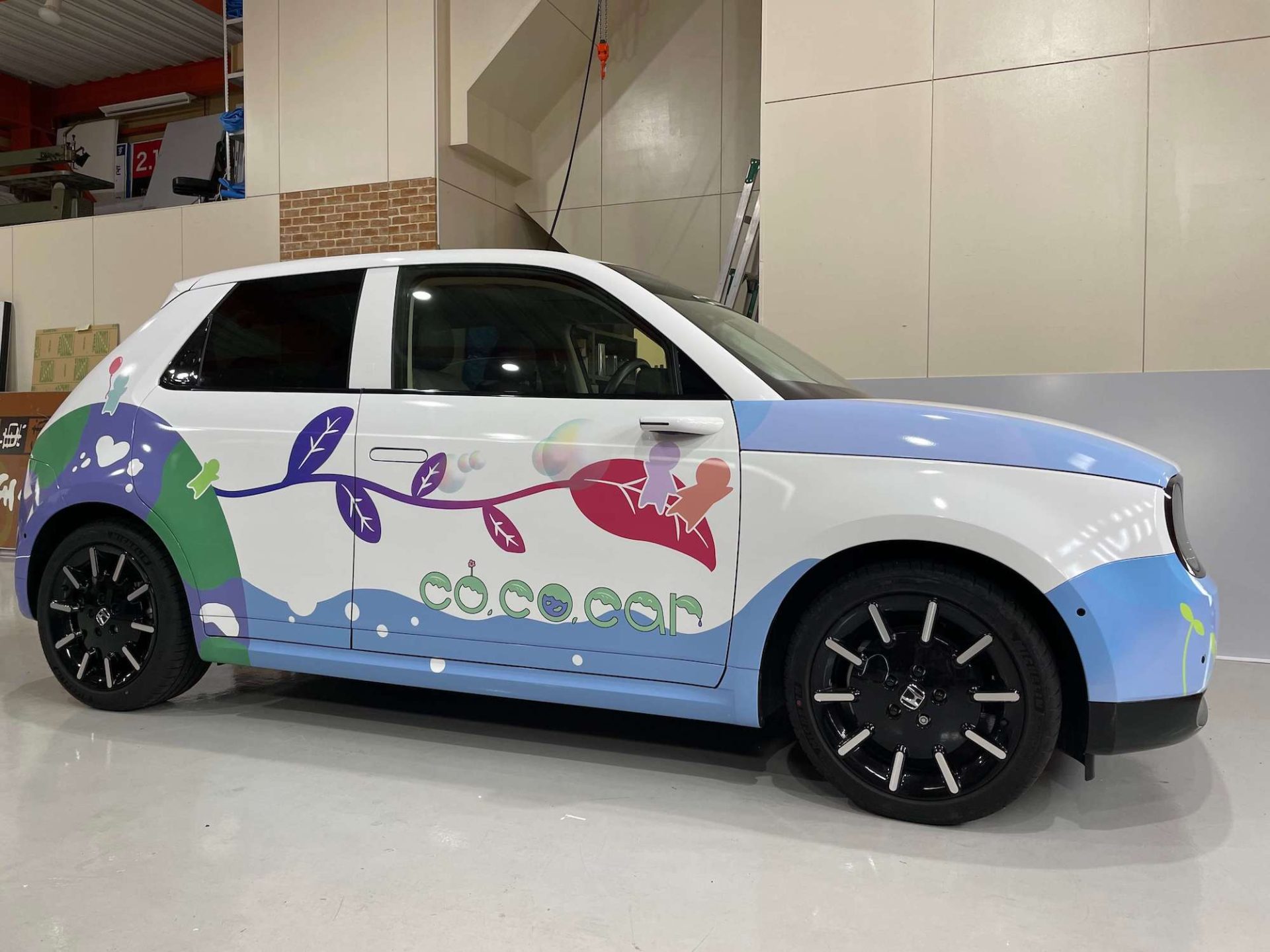 ホンダ様と学生さんがコラボしたカーラッピング