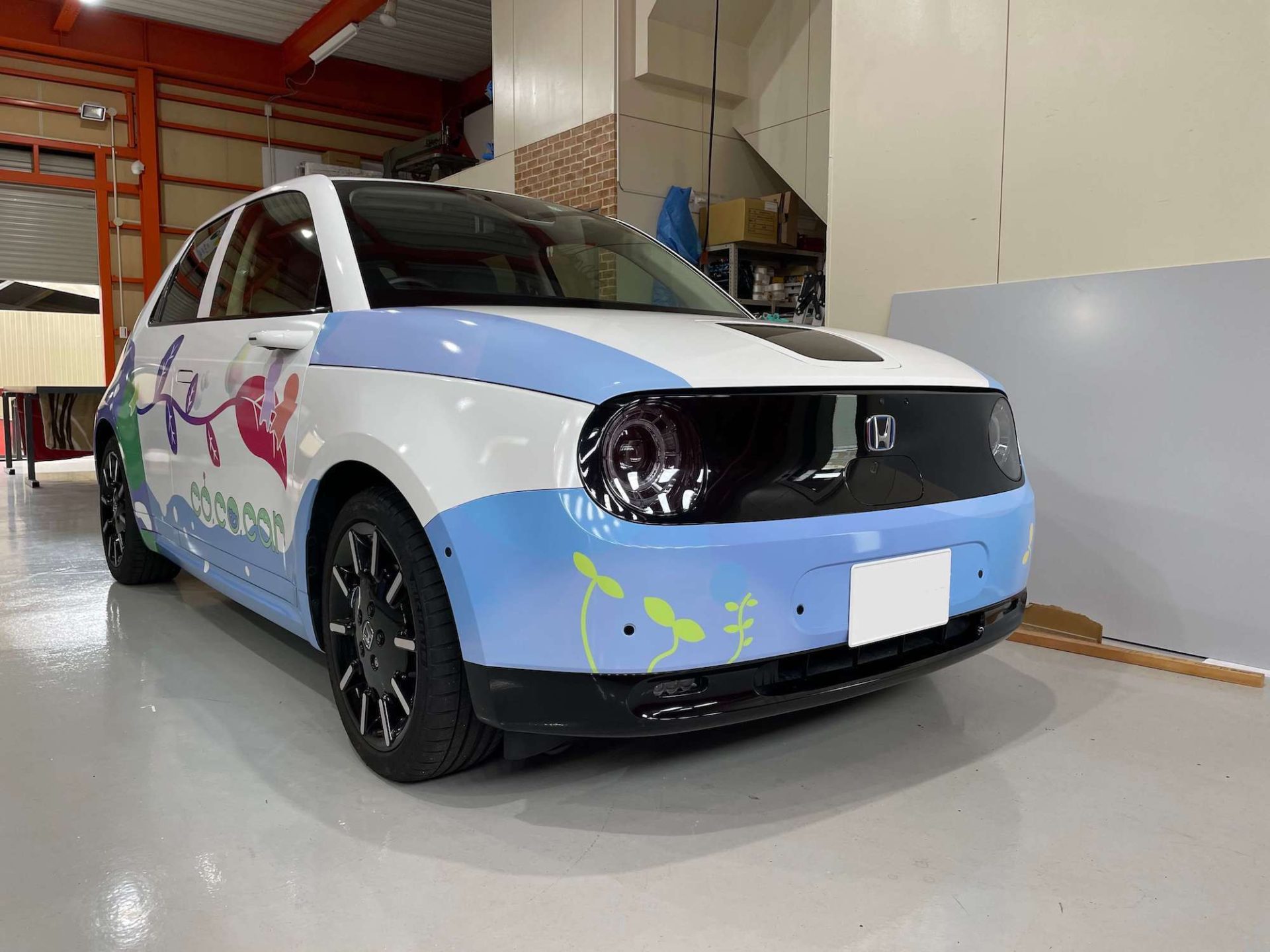 ホンダ様と学生さんがコラボしたカーラッピング